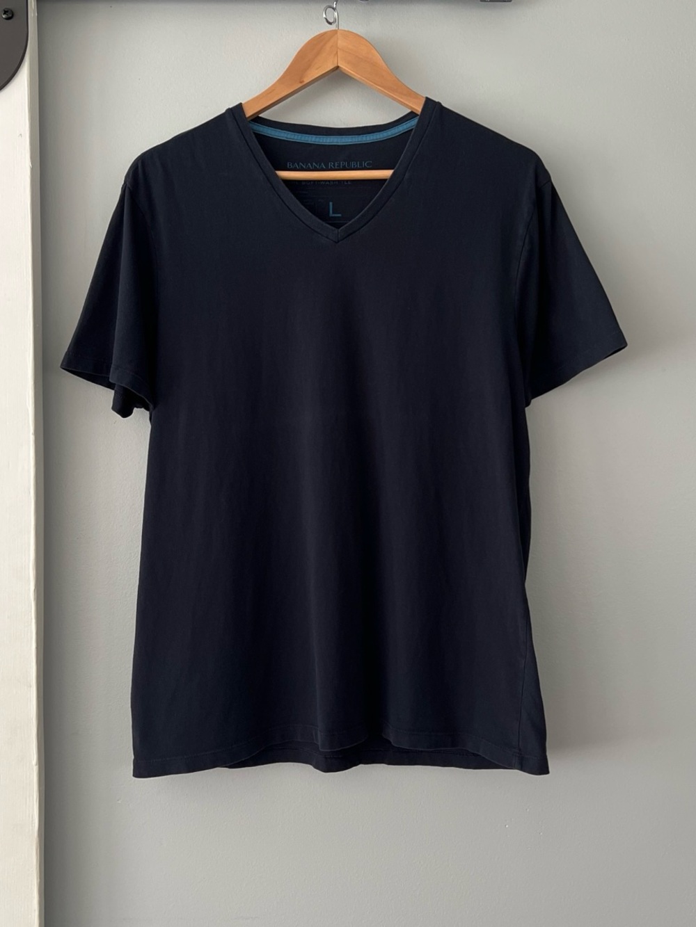 Banana Republic The Soft Wash Tee Men’s Navy V-Neck Cotton T-Shirt